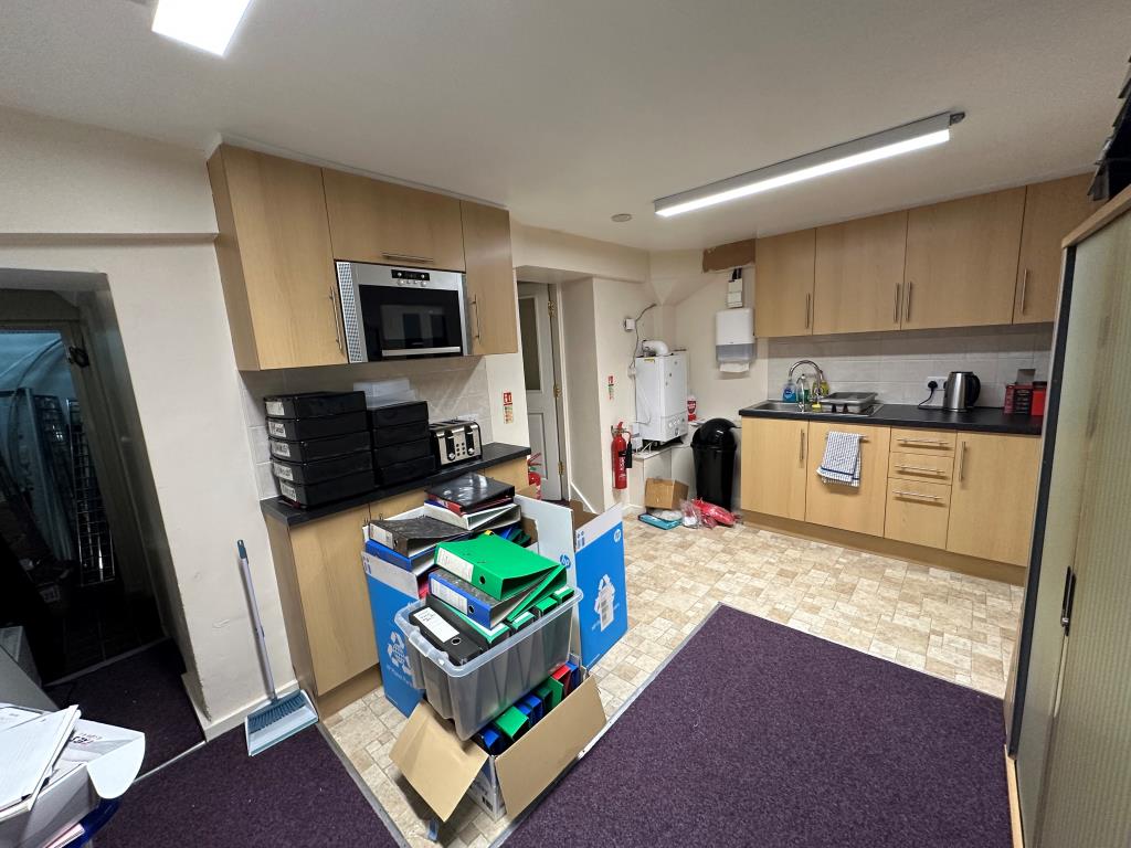 Lot: 43 - TERRACED COMMERCIAL UNIT WITH PLANNING PERMISSION FOR RESIDENTIAL CONVERSION - 